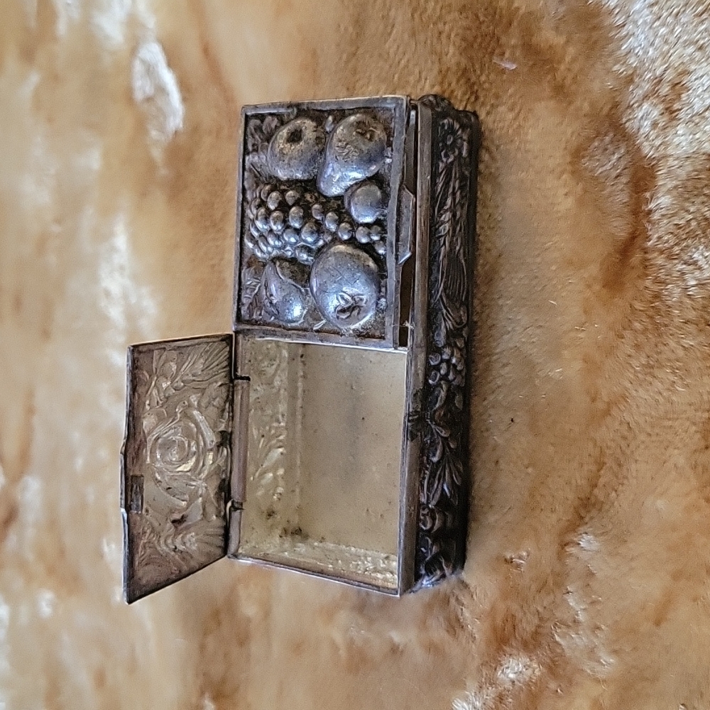 Silver 2 sided pillbox - Picture 3 of 13
